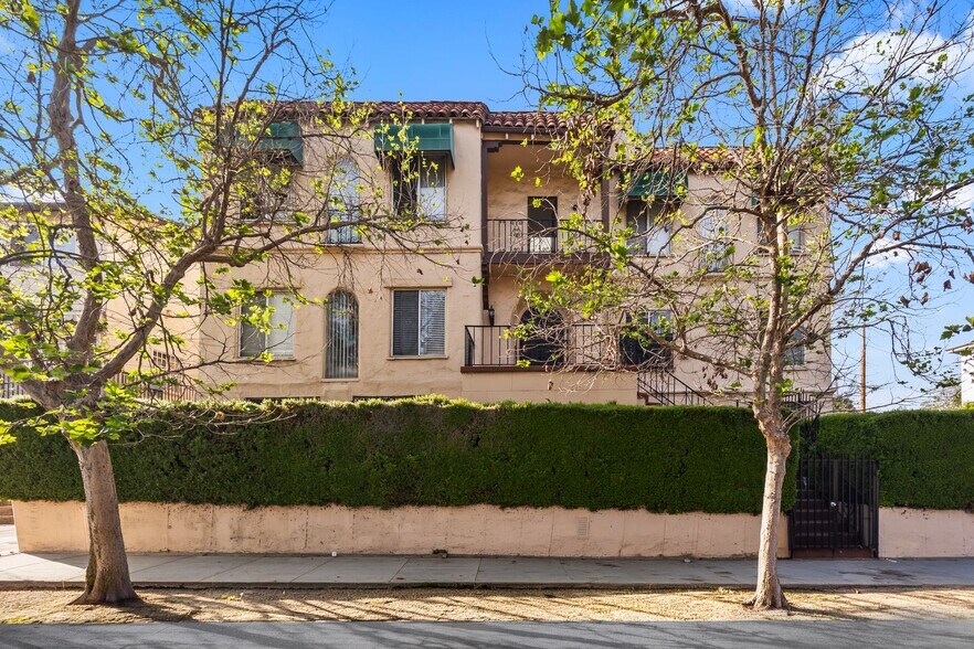 Building Photo - 5391 Huntington Dr