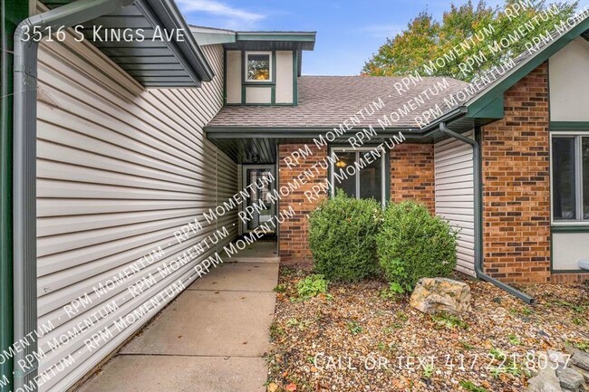 Building Photo - Fantastic Split-Level Home