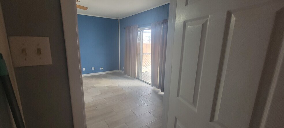 Large Bedroom - 3130 Aster St