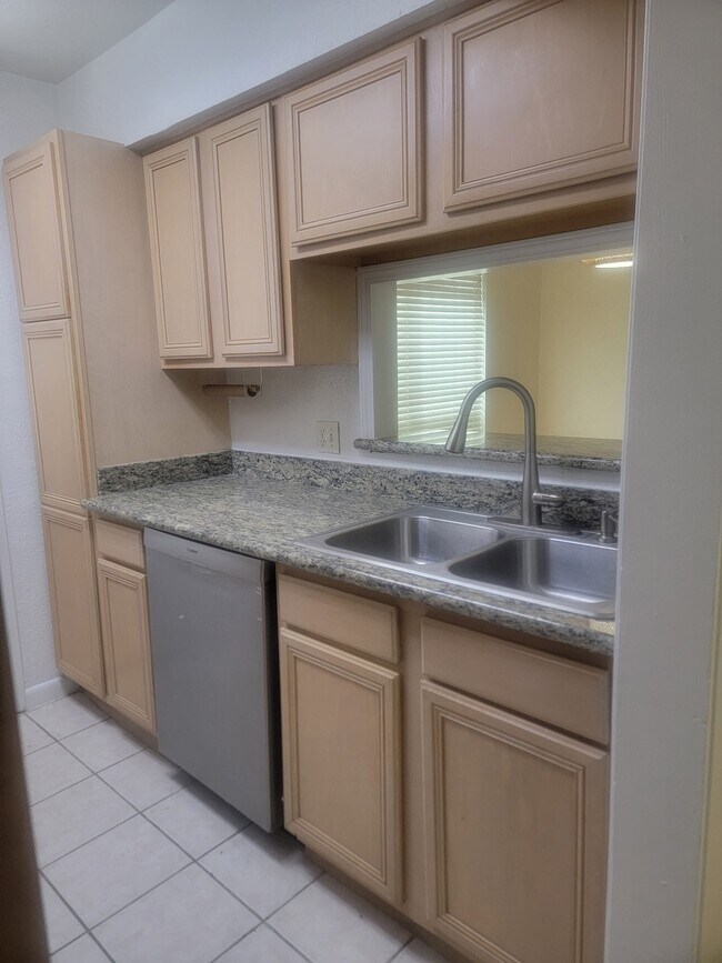 Building Photo - 3303 W Greenridge Dr