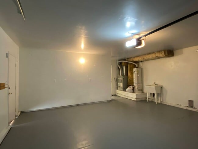 Building Photo - Large Four Bed, Three Bath Home with a Pool