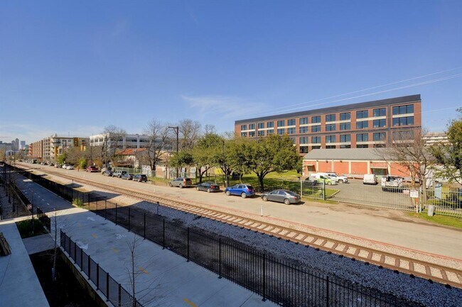 Building Photo - 1800 E 4th St