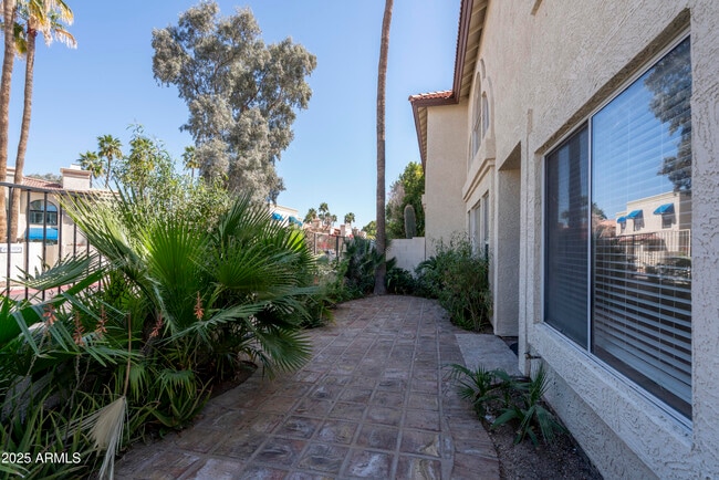 Building Photo - 4927 E Hazel Dr