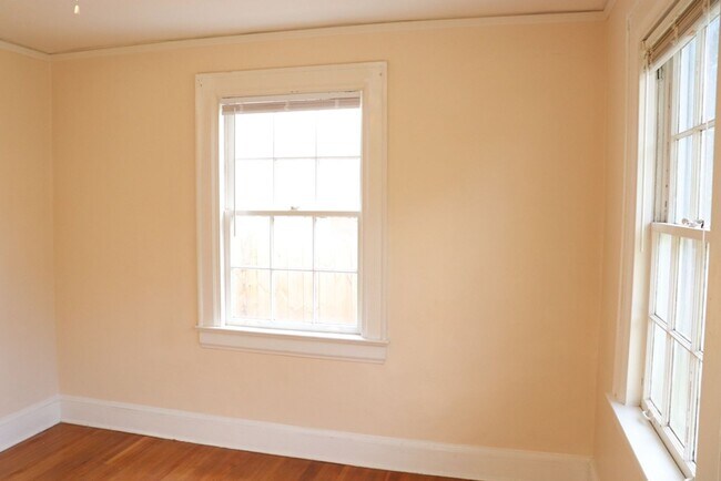 Building Photo - 2- Bedroom Bungalow Beauty