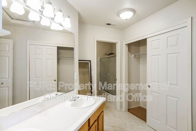 Building Photo - 1434 NE Birkshire Ct