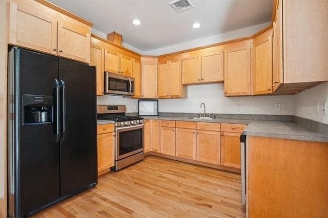 Building Photo - 683 Main St