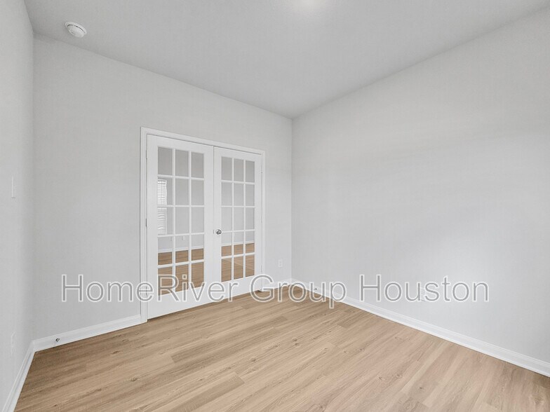 Building Photo - 313 Kim Ln