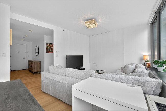 Building Photo - 25 Hudson St