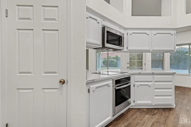 Building Photo - 14004 Las Entradas - Gorgeous NW remodeled...