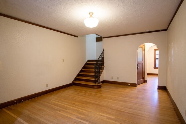 Building Photo - 1930's Townhouse in Idyllic Setting- Vinta...