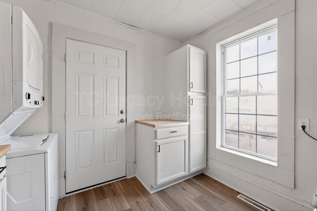 Building Photo - 139 Martin St