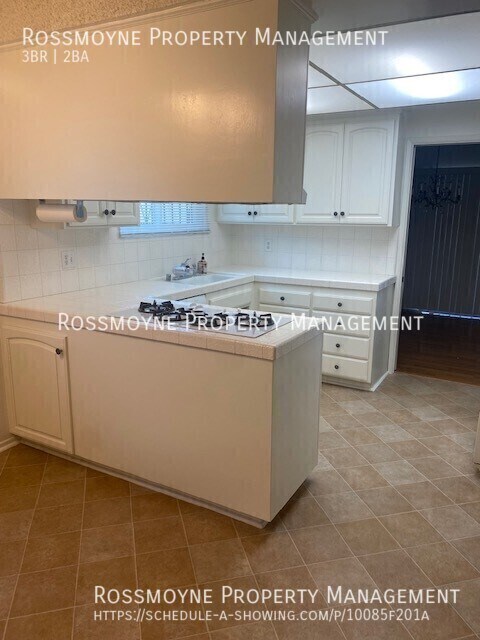 Building Photo - 12913 Strathern St