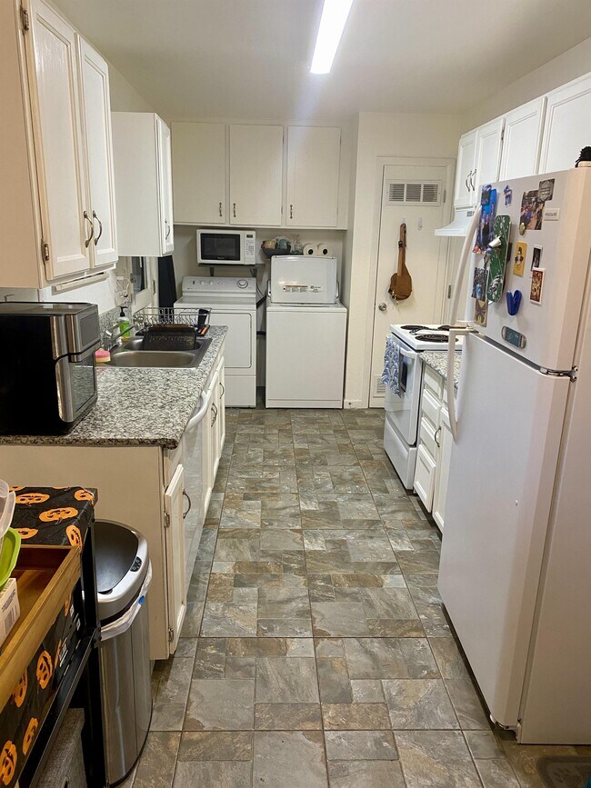 Building Photo - 479 S Eaton St