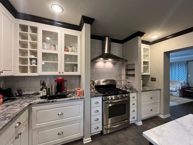 Building Photo - Beautifully renovated Midtown charmer