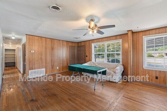 Building Photo - 3008 Claudia Dr