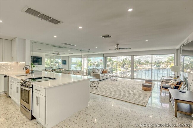 Building Photo - 2717 Yacht Club Blvd