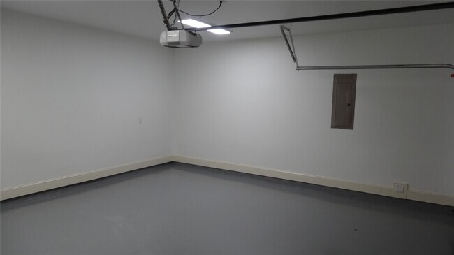 Building Photo - 2101 Elmen St