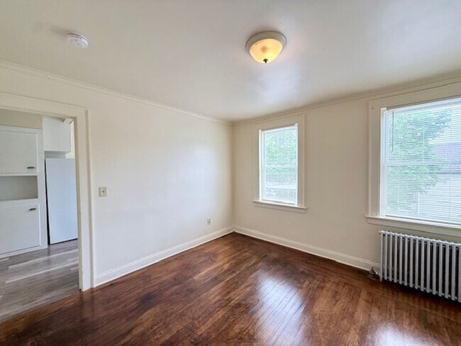 Building Photo - 452-454 Thompson Ave