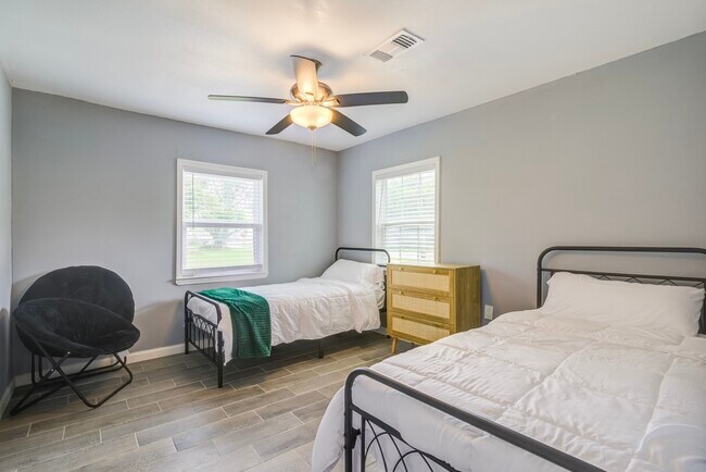 Building Photo - 541 Circle Dr