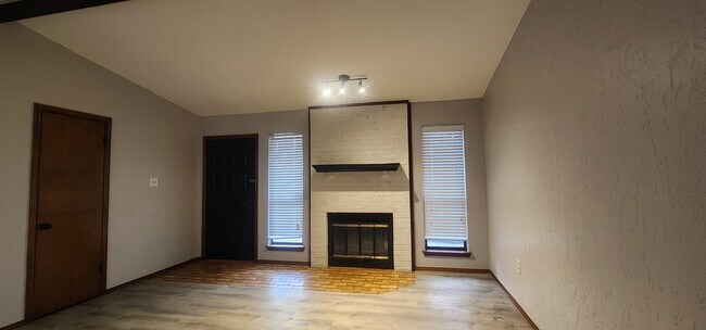 Building Photo - 907 NE Tortoise Dr