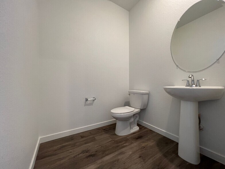 Building Photo - 1512 Sun Wy