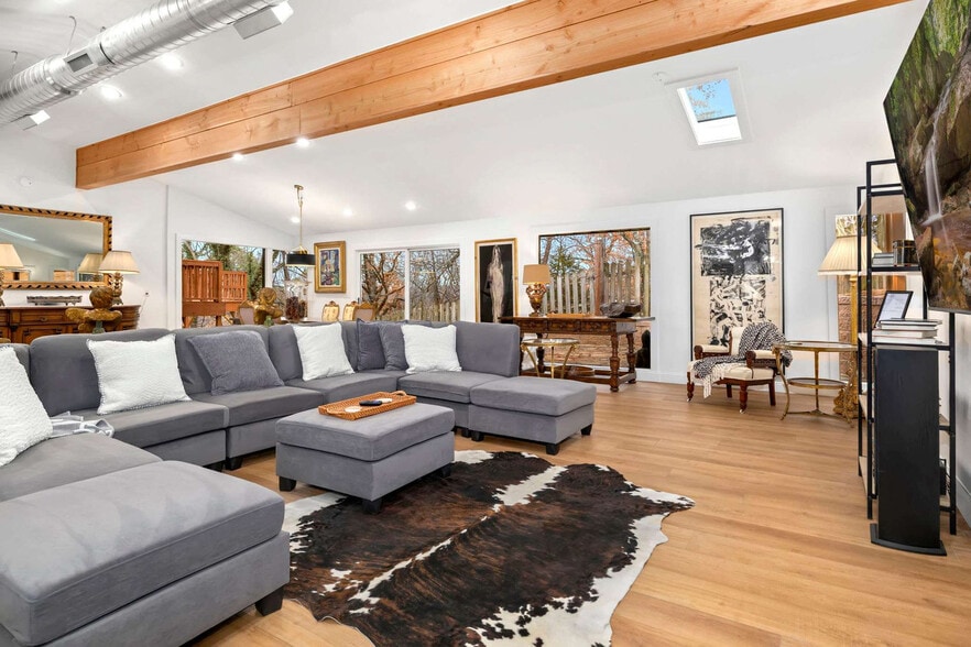 Building Photo - 1158 N Sunset Dr