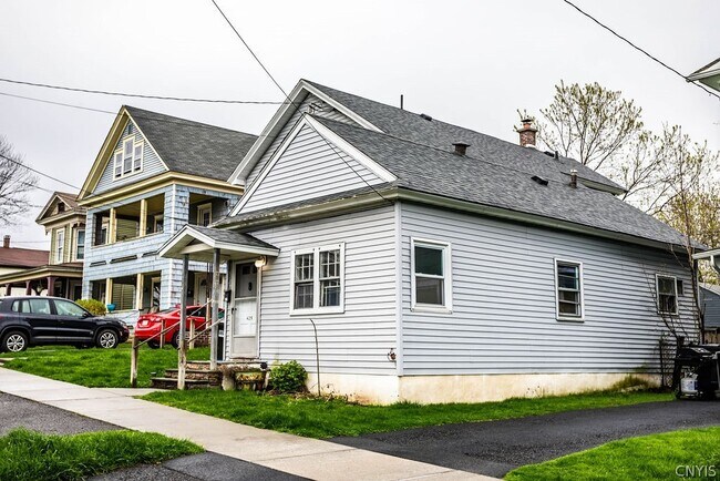 Building Photo - 425 Schuyler St