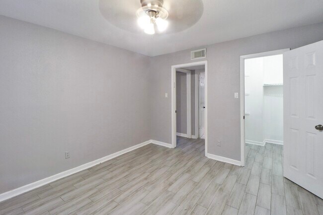 Building Photo - 5929 Queensloch Dr