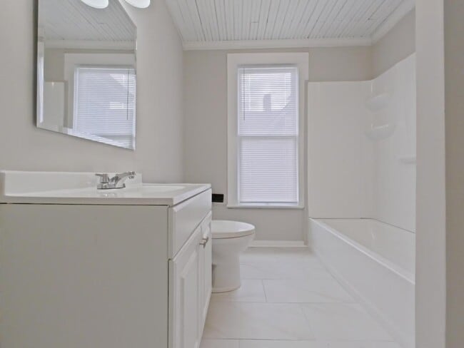 Building Photo - 304 Oakwood St