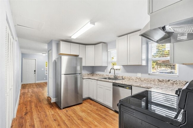 Building Photo - 2725 E Columbus Dr