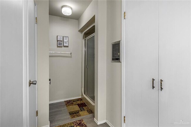 Building Photo - 25 W Kelly Ave