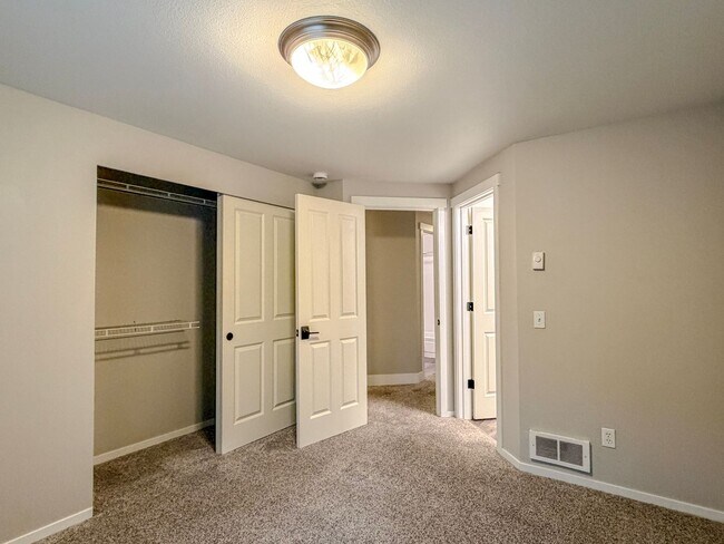 Building Photo - Gorgeous 2bd/2bth Lower Queen Anne Condo, $2,850/mo.