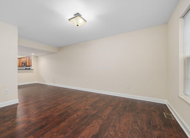 Building Photo - Great Location - 2 Bedroom/2.5 Bath Condo ...