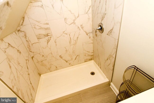 Building Photo - 319 W Cir