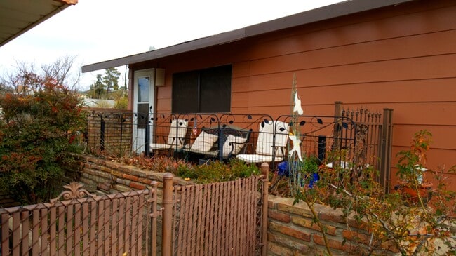 Front door sitting area - 319 E Bailey St