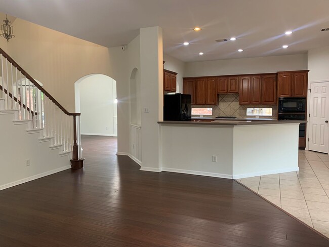 Building Photo - Large 4-bedroom with Office in the Estates...