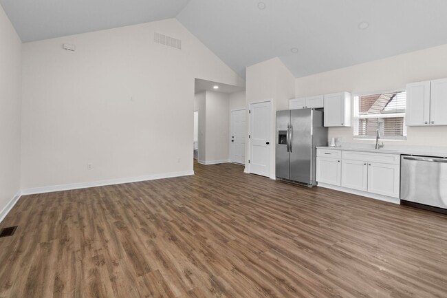Building Photo - Incredible 2 bedroom 1 bathroom Duplex!