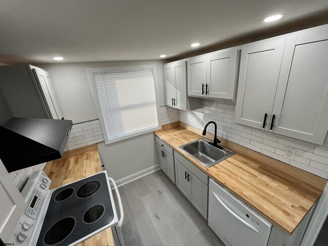 Building Photo - 9 N Wissahickon Ave