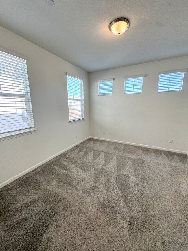 Building Photo - 3 Bed / 2.5 Bath Solar Home with Patio – Roseville – Available Now SEE VIDEO