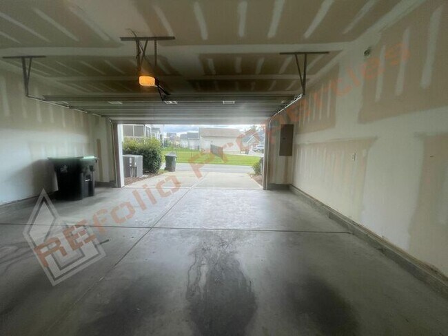 Building Photo - Luxury 3 Story 4 BD/3.5 Bath Townhome @ Sm...