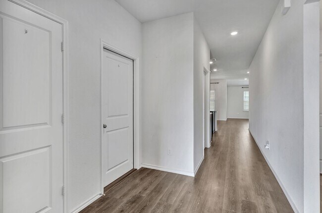 Building Photo - Royce City Home