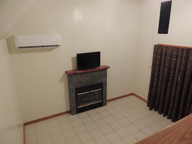 Living room - 910 Perry Ln