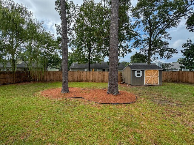Building Photo - Cute 3 Bed 2.5 Bath Home in Fayetteville with Fenced Yard