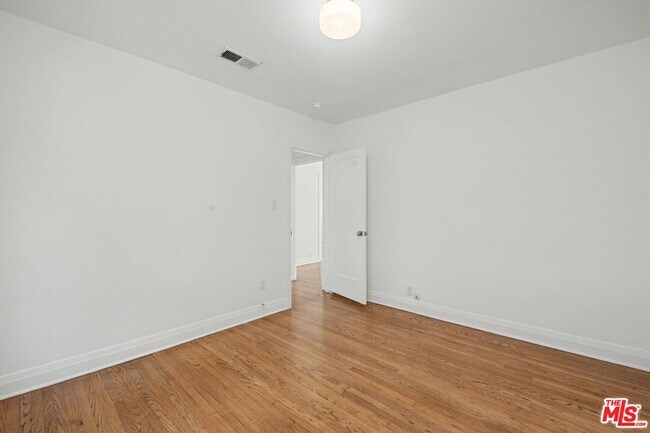 Building Photo - 10543 Almayo Ave