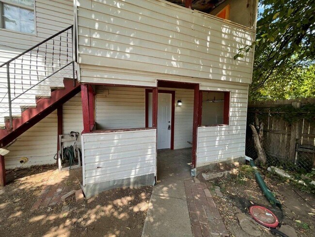 Building Photo - 1 bed downstairs unit with courtyard, laundry access,brand new appliances, paint and flooring, in...