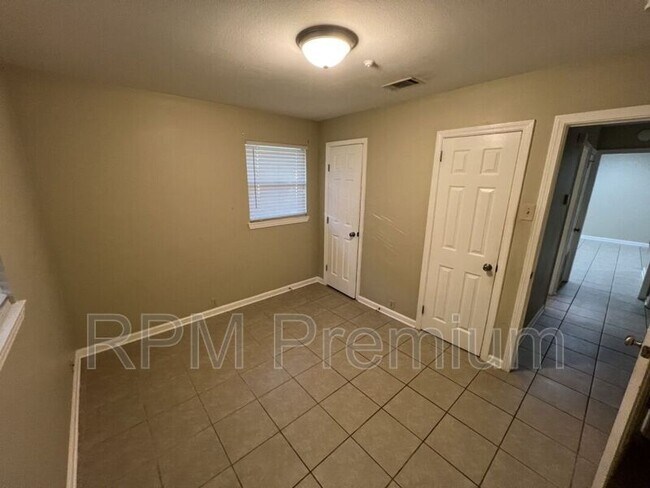 Building Photo - 3280 Crestaire Dr