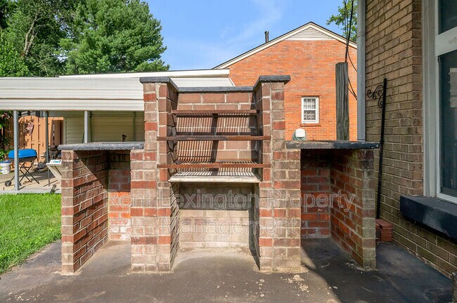 Building Photo - 833 Malabu Dr