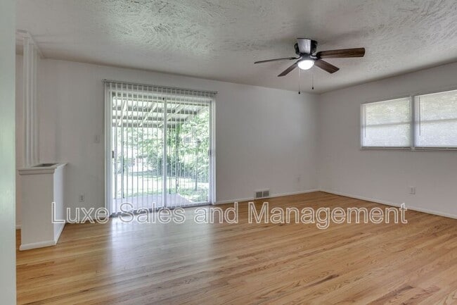 Building Photo - 3516 Mt Pleasant Dr