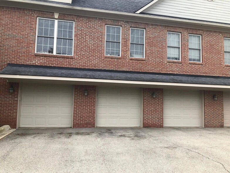 Building Photo - 5748 Hampshire Ln