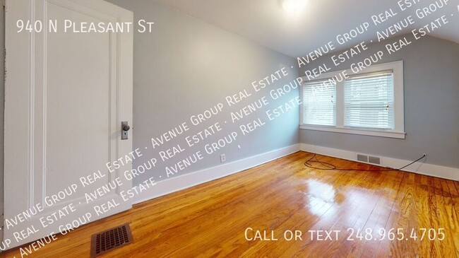 Building Photo - 940 N Pleasant St